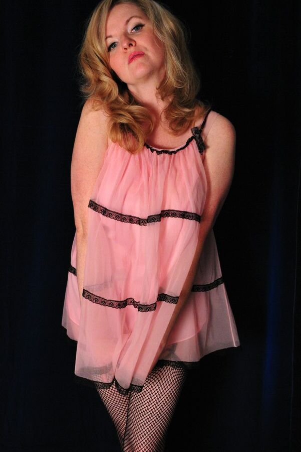 Die 15P reife Dame Tasty Trixie spielt mit ihrer Muschi in Babydoll-Dessous und Netznylons
