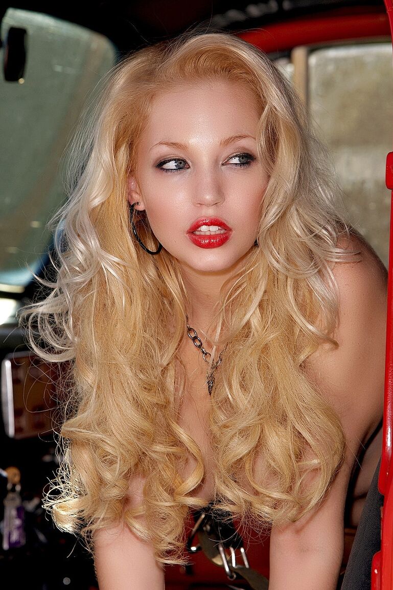 17P Superbe mannequin en bas résille Sara Liz se déshabille dans un vieux pick-up rouge