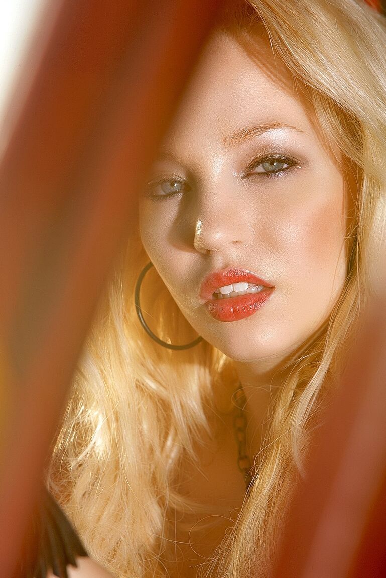 17P Superbe mannequin en bas résille Sara Liz se déshabille dans un vieux pick-up rouge