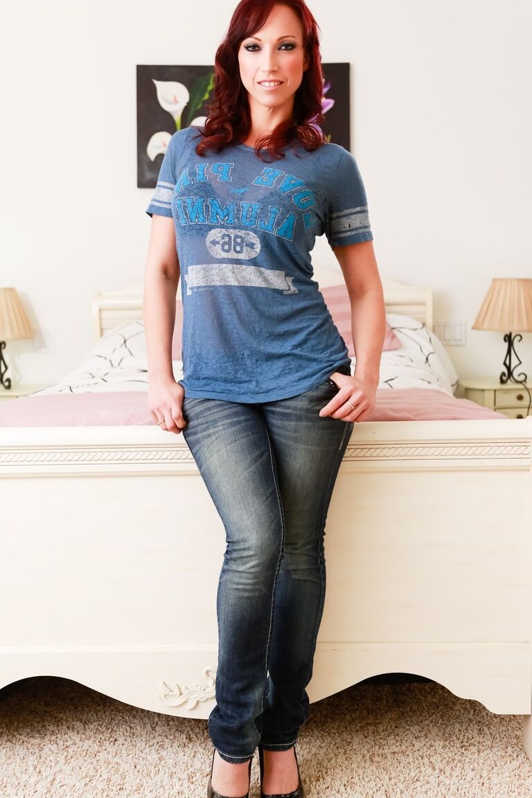 Die 15P heiße MILF Nicki Hunter fingert sich, nachdem sie sich in ihrem Schlafzimmer ausgezogen hat