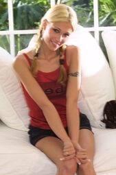 21P A adorável adolescente loira Cindy Crawford mostra seu saboroso regalo e peitos pequenos