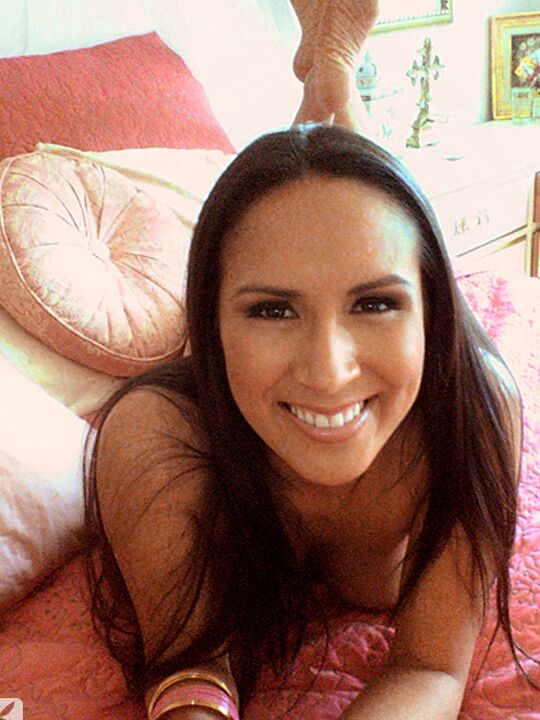 17P Anna Nava, charmante mannequin amateur, pose sans vergogne seins nus devant une caméra.