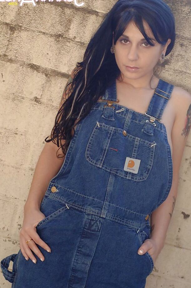 16P La MILF Joanna Angel révèle ses gros seins amateurs dans une tenue en jean.