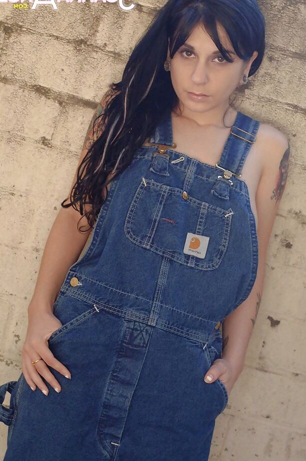 16P La MILF Joanna Angel révèle ses gros seins amateurs dans une tenue en jean.
