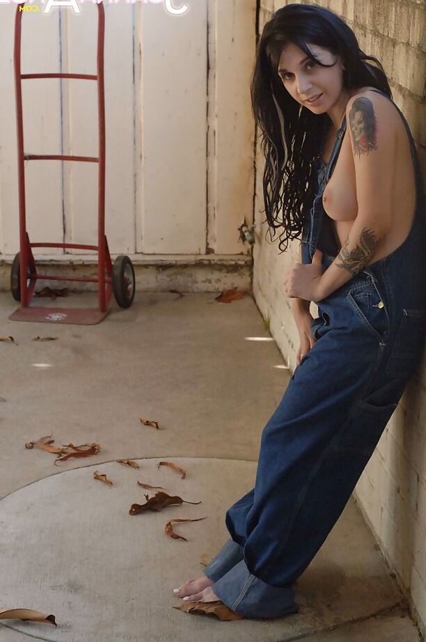 16P La MILF Joanna Angel révèle ses gros seins amateurs dans une tenue en jean.