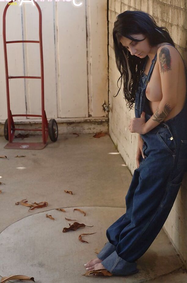 16P La MILF Joanna Angel révèle ses gros seins amateurs dans une tenue en jean.