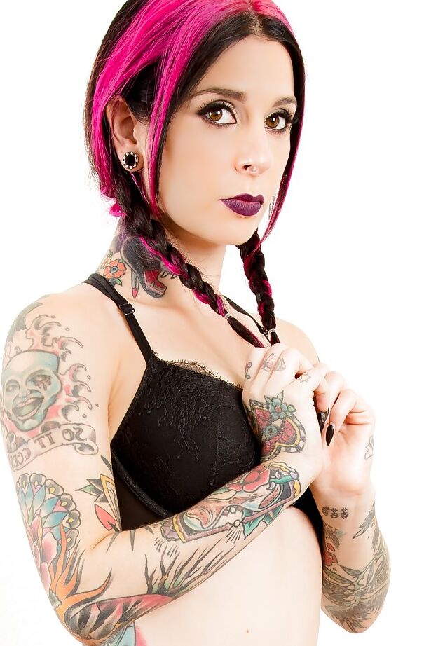 16P La MILF amateur vestida Joanna Angel revela sus grandes tetas y tatuajes con coletas