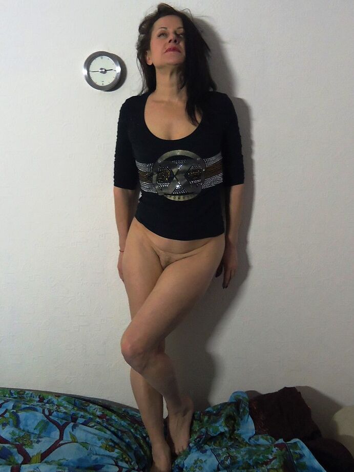 20P A morena amadora Diana Ananta tira a calça jeans antes de brincar com seu castor