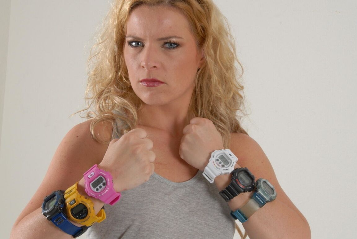16P Loira amadora Sandy modela seis G-Shocks enquanto usa jeans rasgados