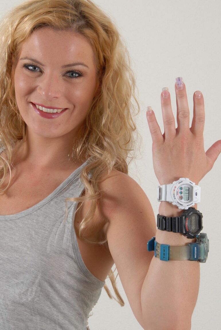 16P Loira amadora Sandy modela seis G-Shocks enquanto usa jeans rasgados
