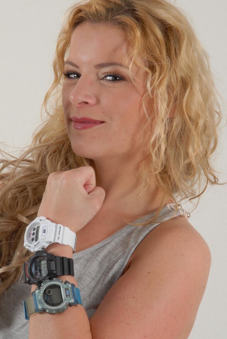 16P Loira amadora Sandy modela seis G-Shocks enquanto usa jeans rasgados