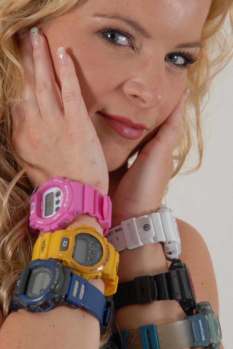 16P Loira amadora Sandy modela seis G-Shocks enquanto usa jeans rasgados