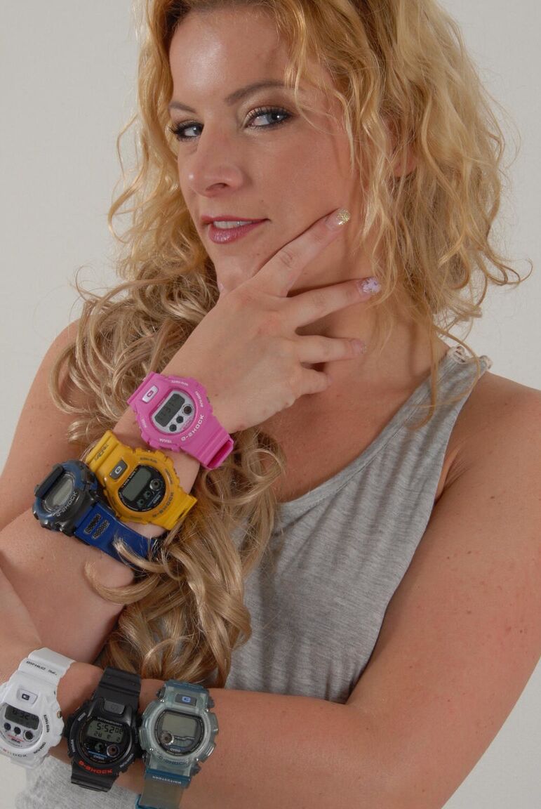 16P Loira amadora Sandy modela seis G-Shocks enquanto usa jeans rasgados