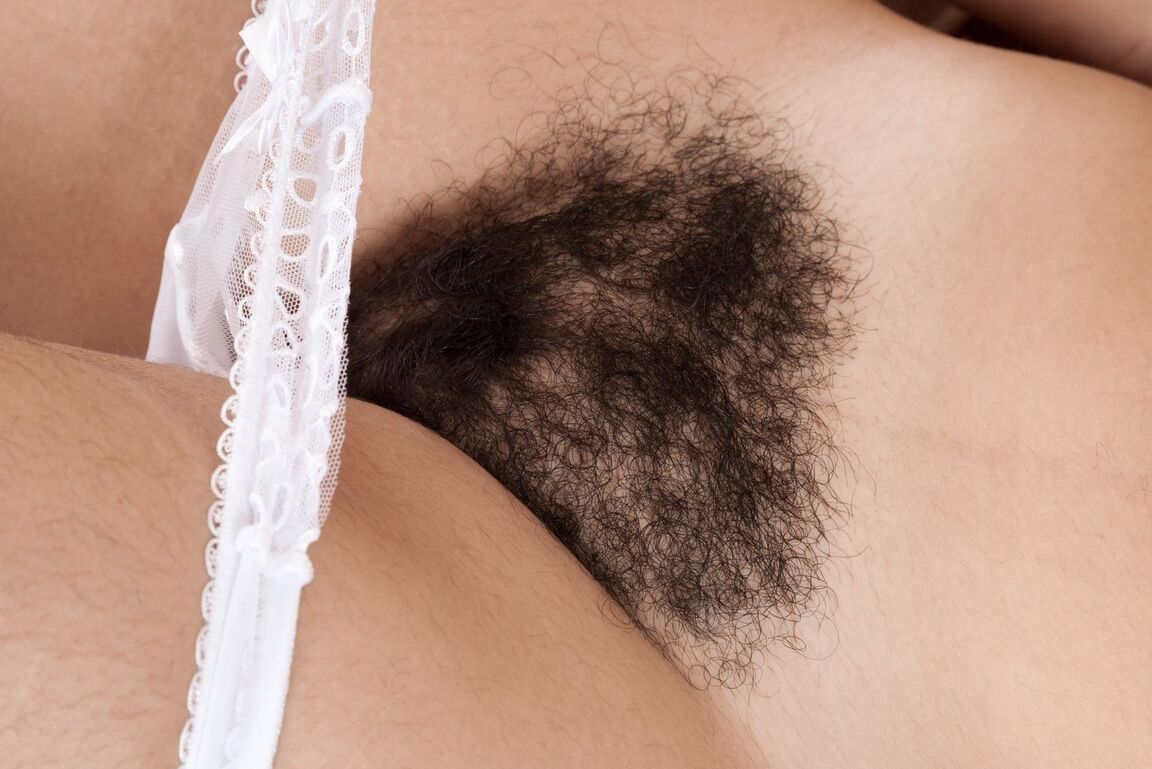 16P La fea Lisandra en bragas blancas transparentes abriendo su coñito sumamente peludo