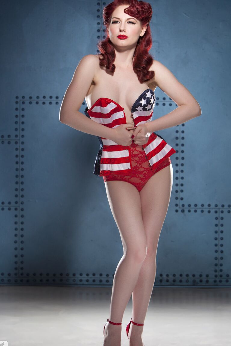17P Modèle pin-up rousse avec de faux seins Angela Ryan adore poser sexy