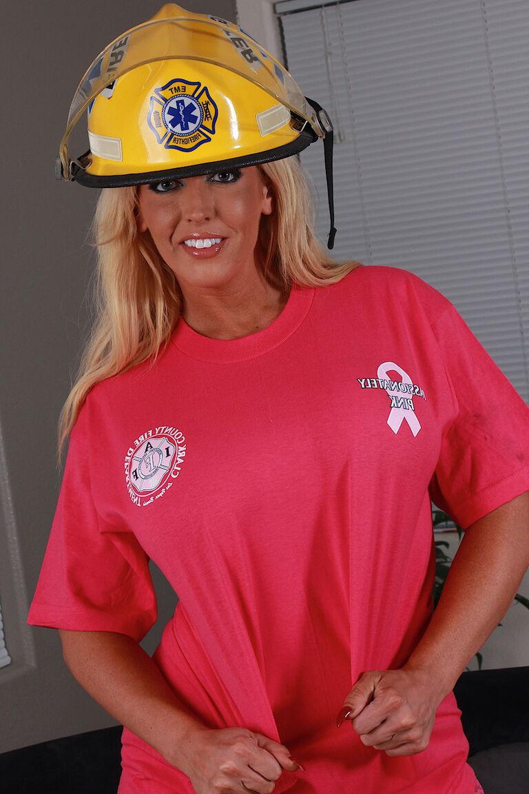 21P MILF Alura Jenson mostra seus peitos enormes enquanto posa em seu uniforme de bombeiro