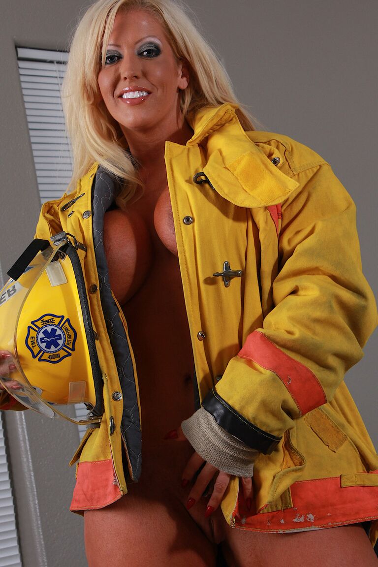21P MILF Alura Jenson mostra seus peitos enormes enquanto posa em seu uniforme de bombeiro