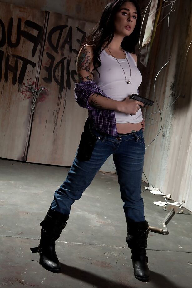 16P Morena atrevida tatuada en jeans azules mostrando sus tetas y su coño atractivo