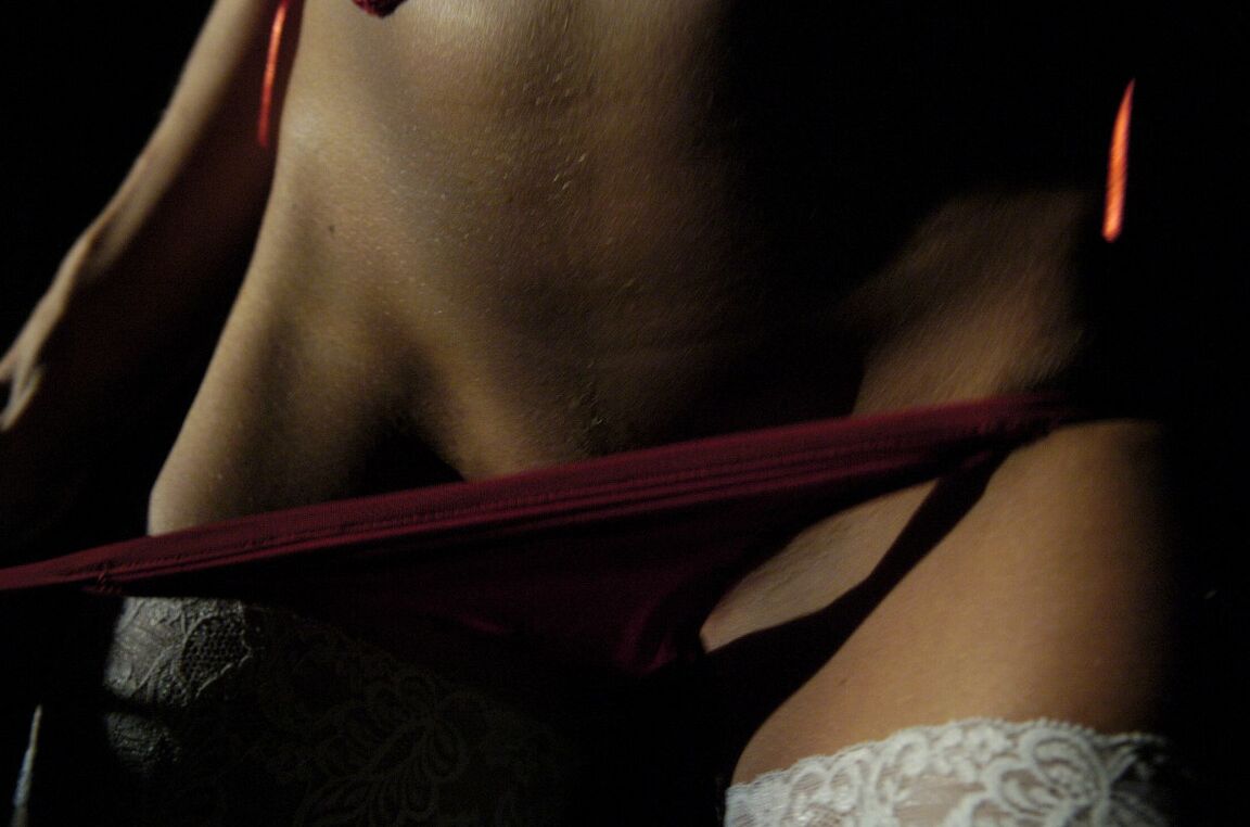 16P セクシーなブロンドのサンドラ・サンチェスが夜にランジェリーを脱いで自然なおっぱいを働かせる