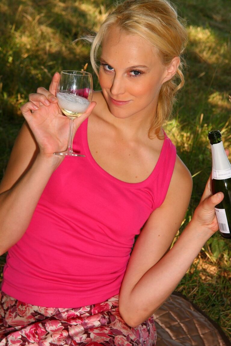 21P La MILF caliente Joceline se pellizca los pezones mientras se desnuda y bebe vino al aire libre