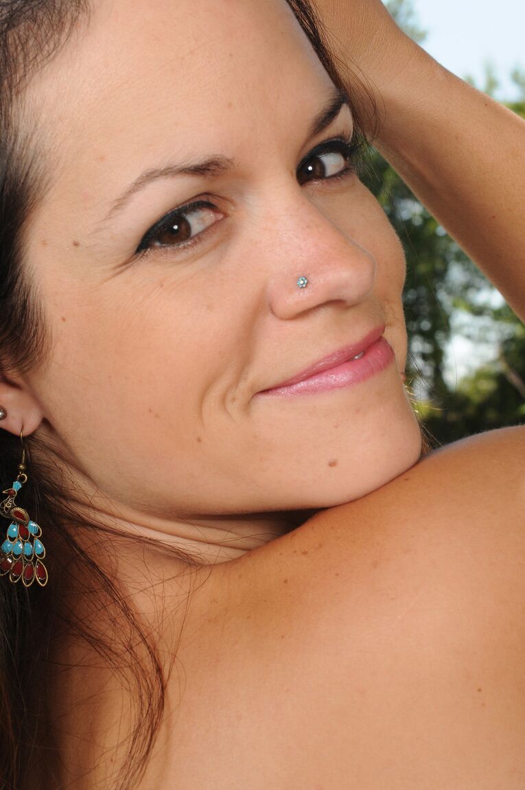 21P La seductora MILF Ashley S posa desnuda seductoramente elegante al aire libre