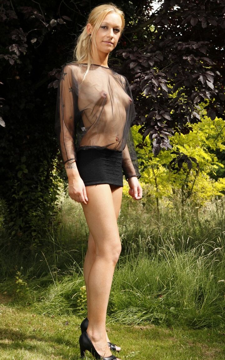 14P La rubia sumisa Bella Blow escupe semen después de un juego BDSM en el patio trasero