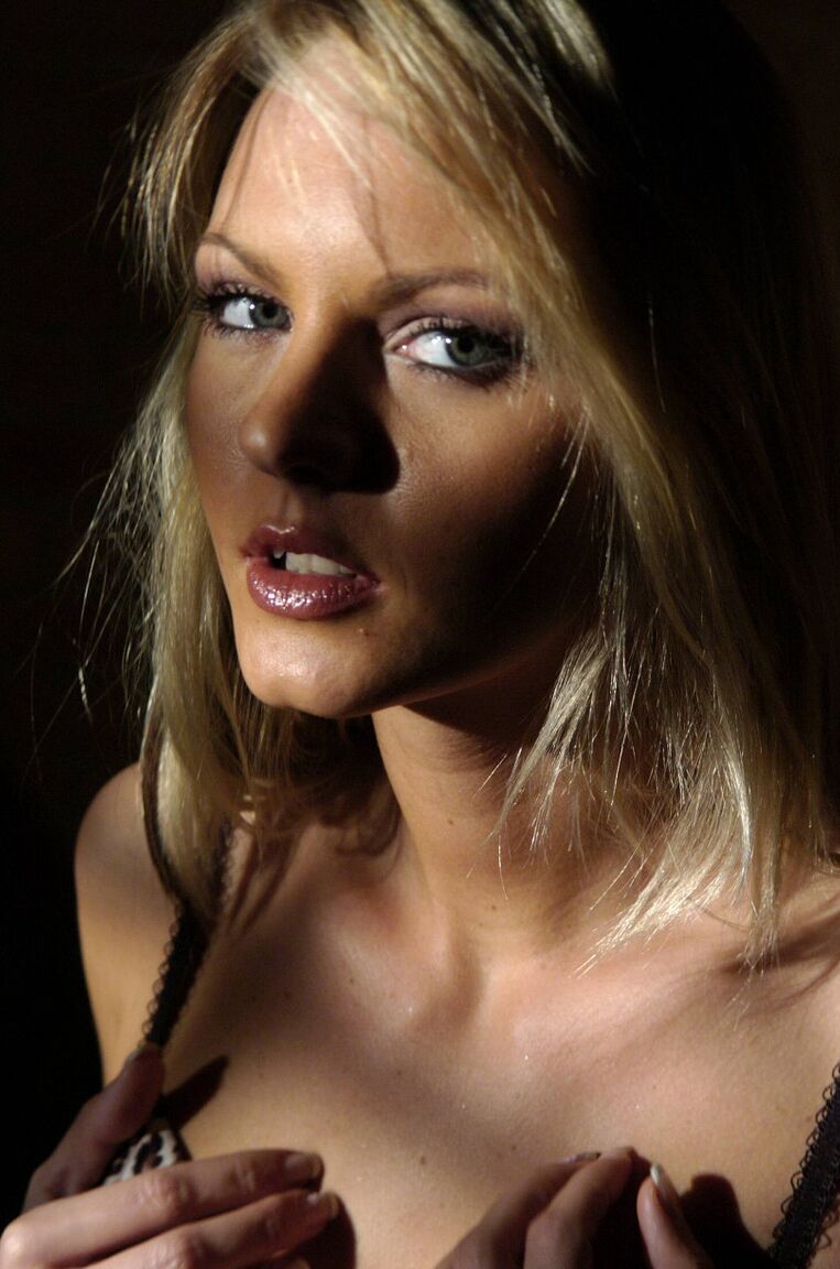 12P La hermosa rubia Sandra Sánchez suelta una teta de la lencería cerca del muro de un jardín