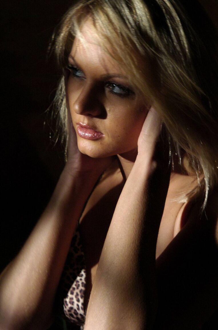 12P La hermosa rubia Sandra Sánchez suelta una teta de la lencería cerca del muro de un jardín