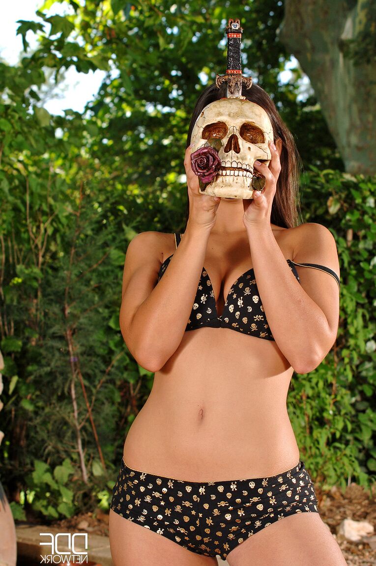 21P Húngara em biquíni sexy Eve Angel brincando com seu lindo corpo ao ar livre
