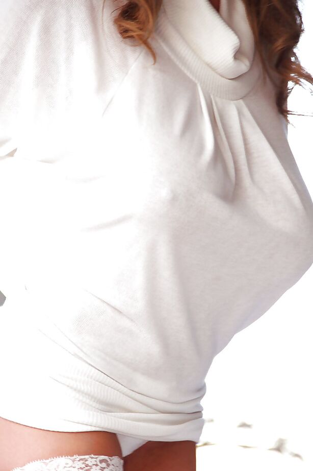16P Escena de pose al aire libre con la MILF amateur con grandes tetas Kelly Madison