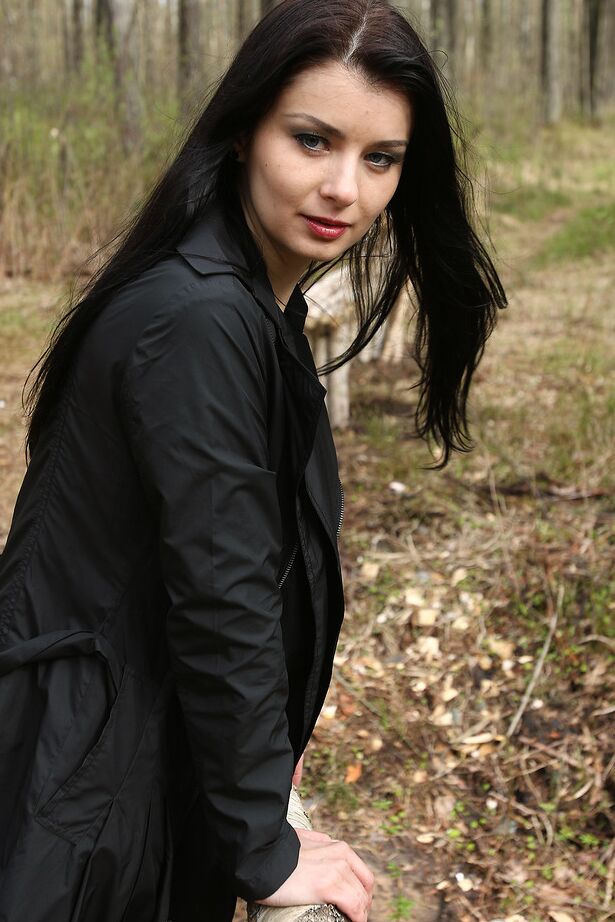 16P La MILF de pelo oscuro Helena Black abriéndose al aire libre con medias para un primer plano de su coño