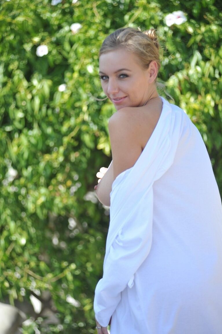 12P La belle fille Hayley Marie Coppin se fait masser sur la terrasse par une lesbienne