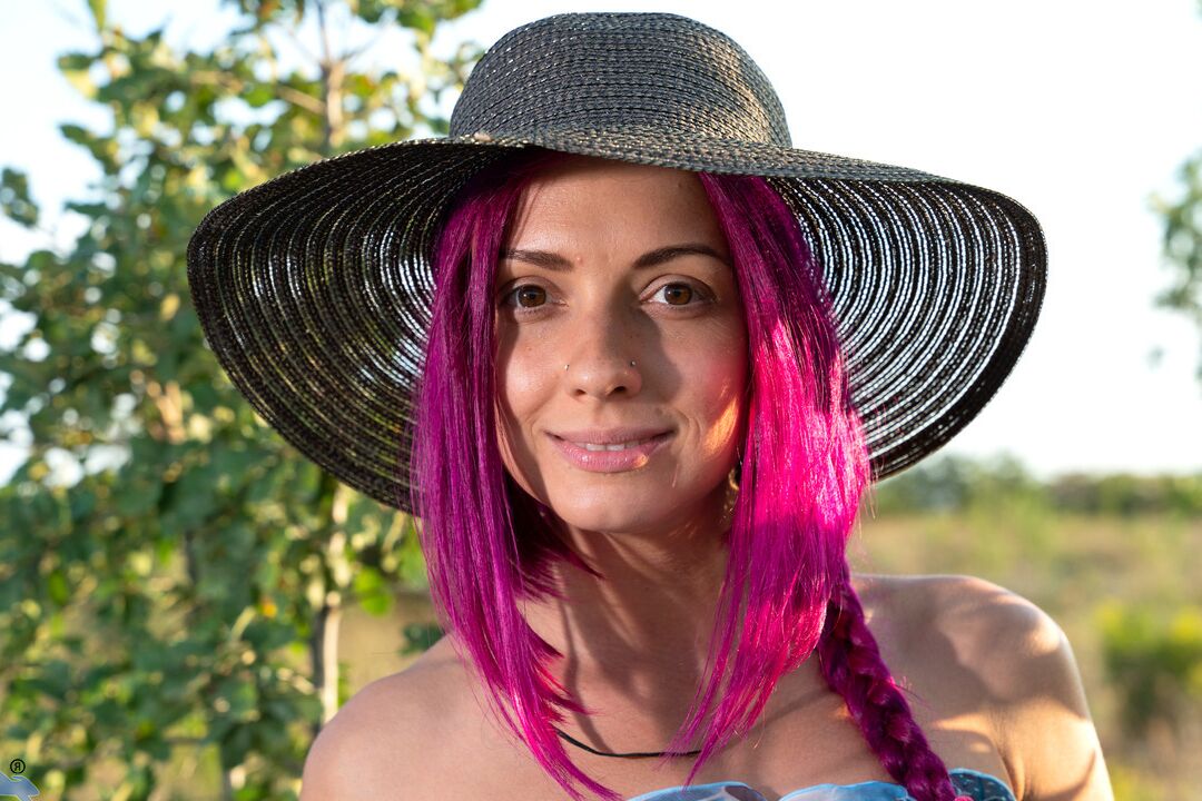 16P Le mannequin amateur Victoria Rainbow se met nue sur un mur de soutènement avec un chapeau de soleil