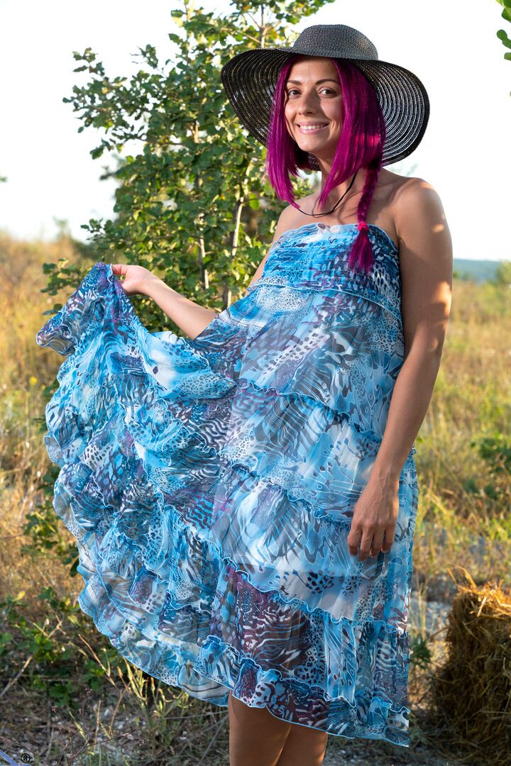 16P Le mannequin amateur Victoria Rainbow se met nue sur un mur de soutènement avec un chapeau de soleil