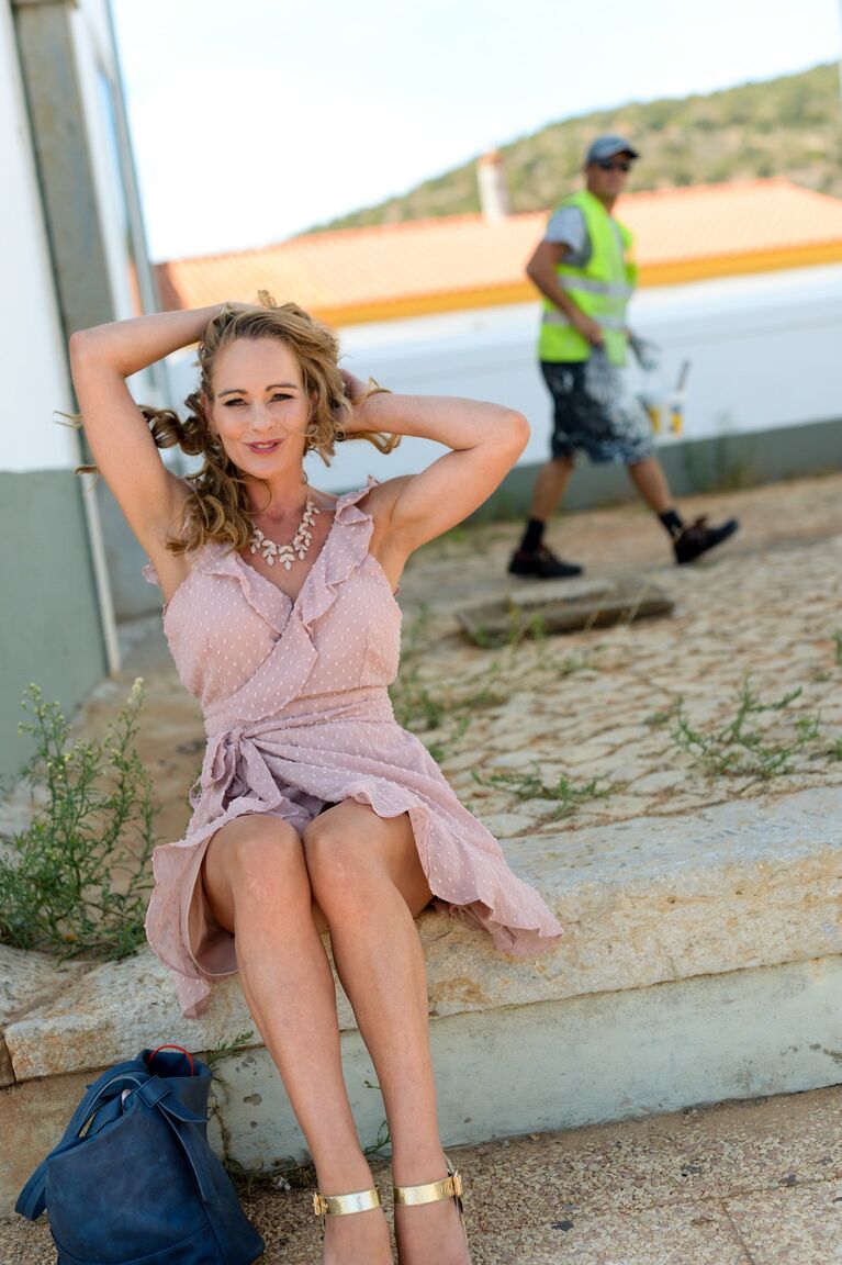 21P Cabelos cacheados MILF Eve mostra sua calcinha sexy