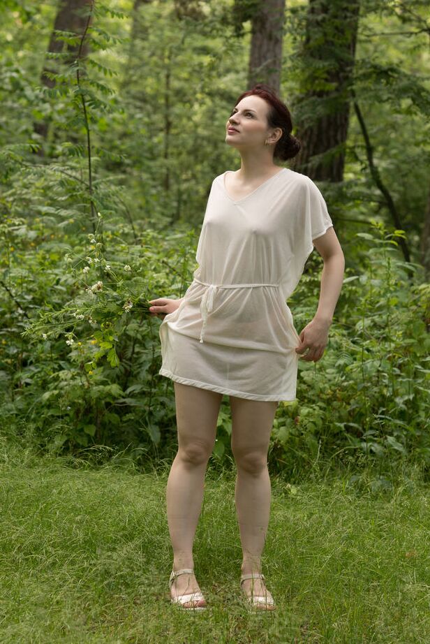 16P Lisa Musa a enlevé ses vêtements dans la nature, ce qui rend son corps plus exquis