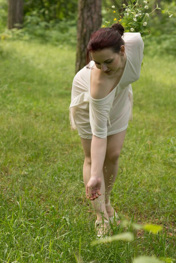 16P Lisa Musa a enlevé ses vêtements dans la nature, ce qui rend son corps plus exquis