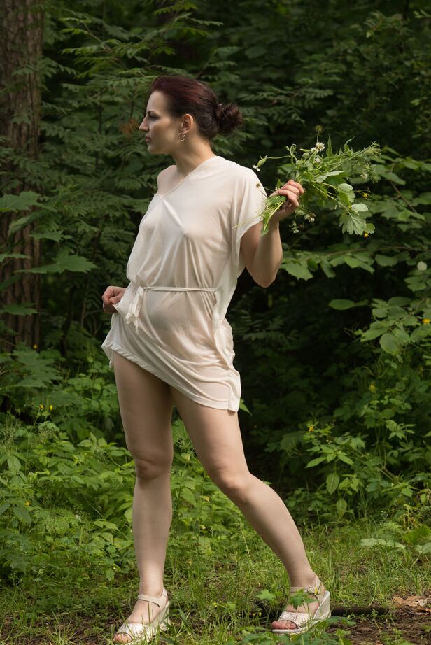16P Lisa Musa a enlevé ses vêtements dans la nature, ce qui rend son corps plus exquis