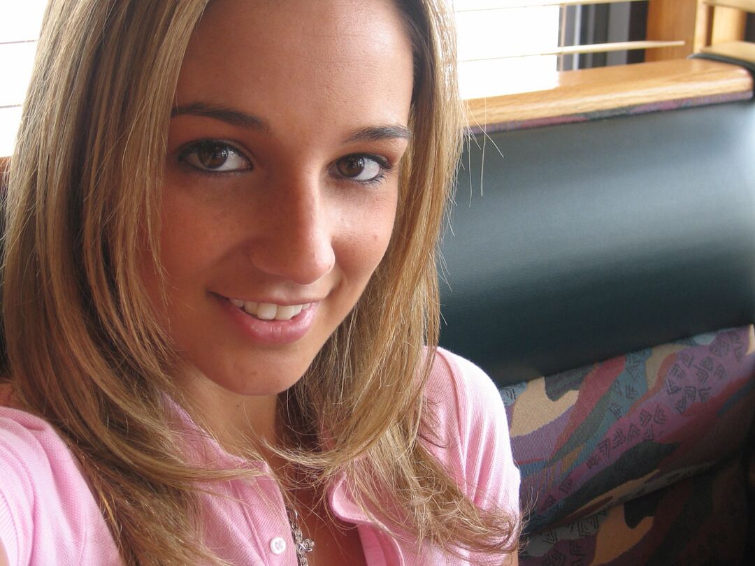 12P A garota amadora Nikki Sims mostra o sutiã enquanto se troca dentro de um veículo