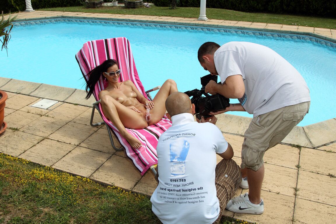 21P Stunning babe with nice tits Eufrat plays with a pussy stretcher in the pool