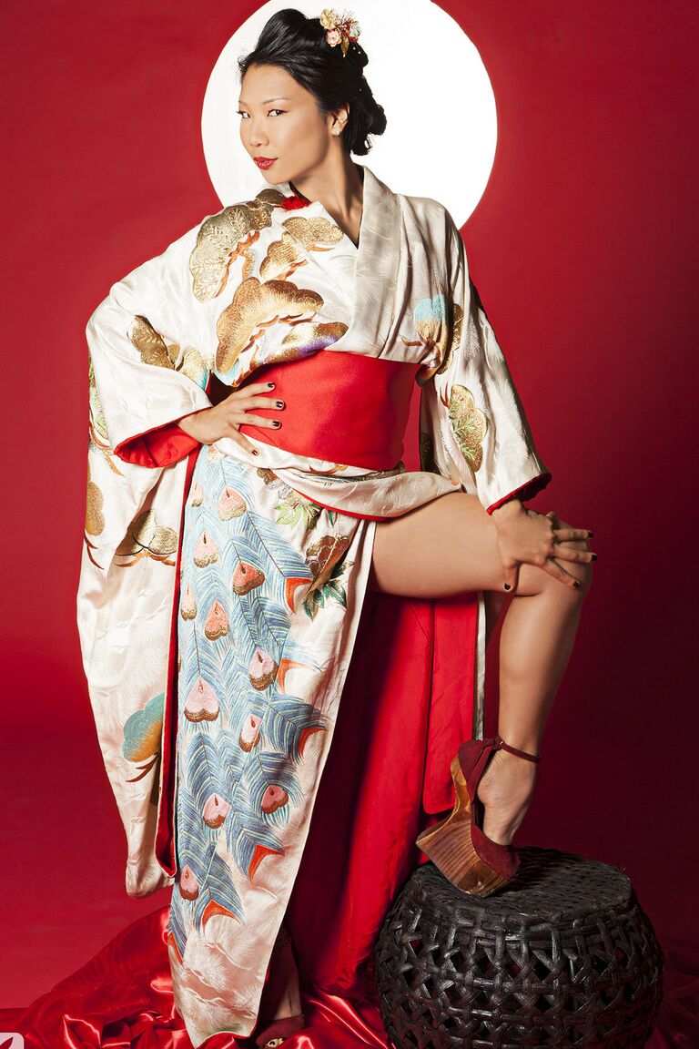 17P A modelo japonesa da Playboy Hiromi Oshima tira o quimono e mostra os seios