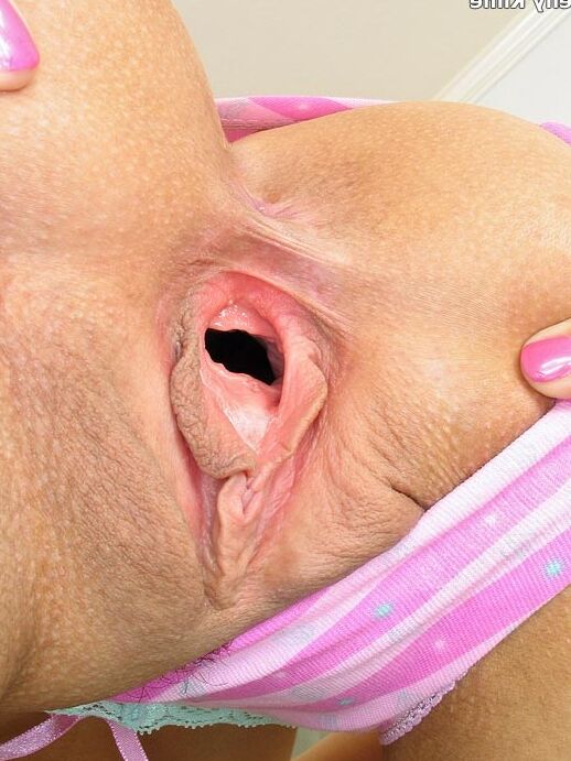 15P Fille solo aux cheveux bruns et aux seins fermes lèche sa culotte pendant un jeu de chatte