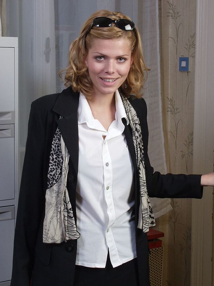 15P Blonde Sekretärin fotokopiert ihren nackten Arsch, nachdem sie sich bis auf die Strümpfe ausgezogen hat