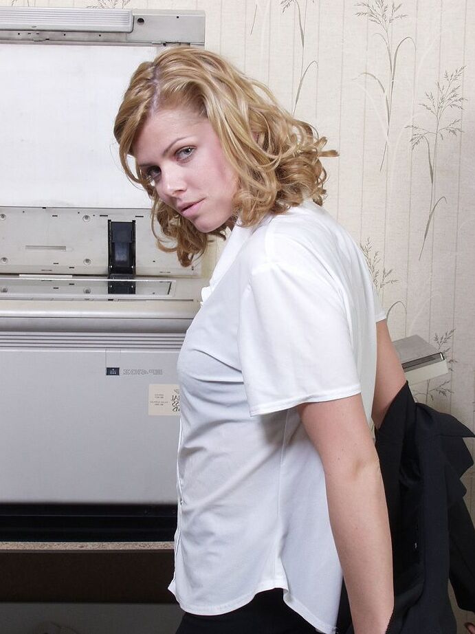15P Blonde Sekretärin fotokopiert ihren nackten Arsch, nachdem sie sich bis auf die Strümpfe ausgezogen hat