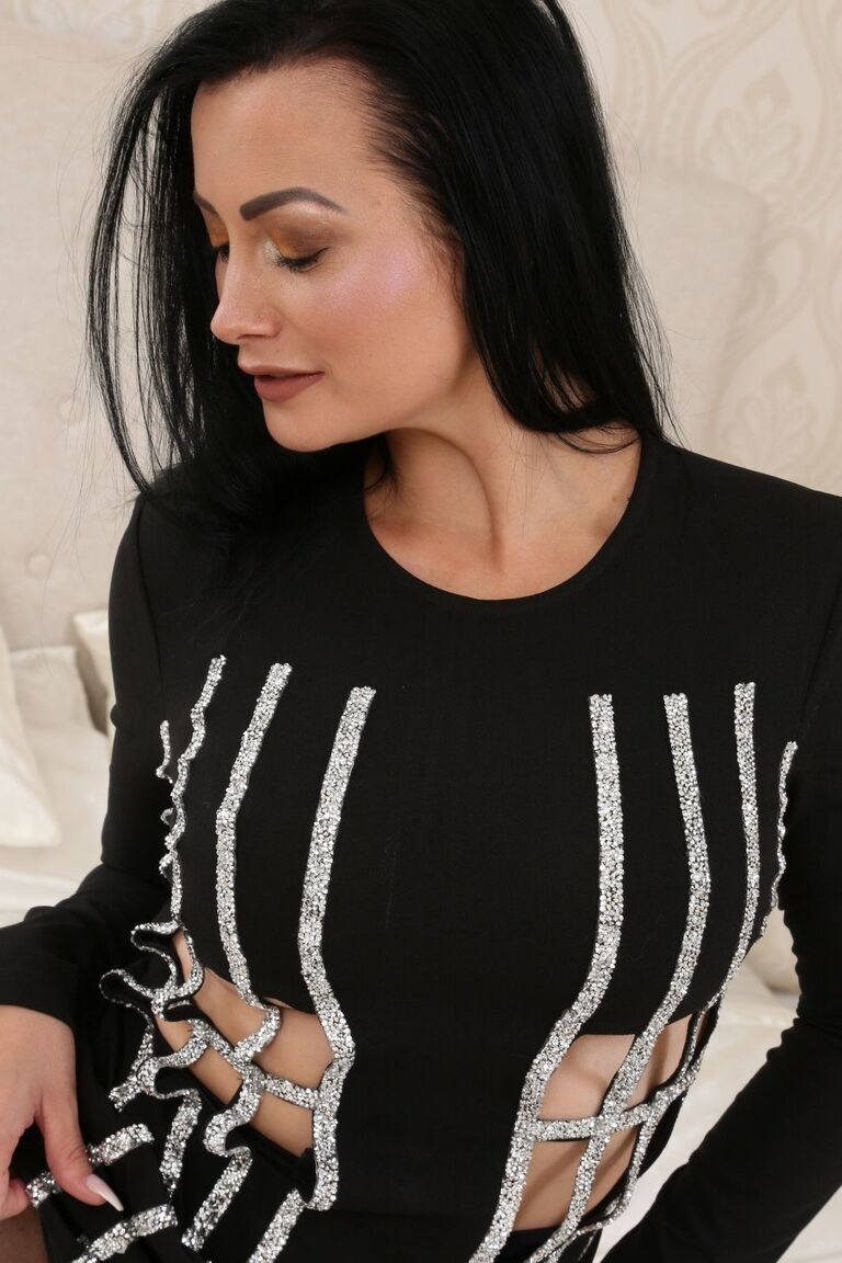 21P La petite brune britannique Kelli Smith expose ses gros seins