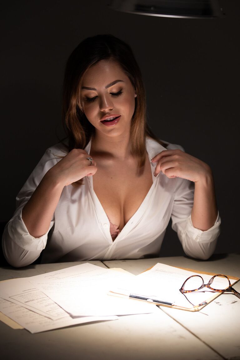 21P La star du porno sexy à lunettes Alina Lopez se fait prendre avec un énorme dong
