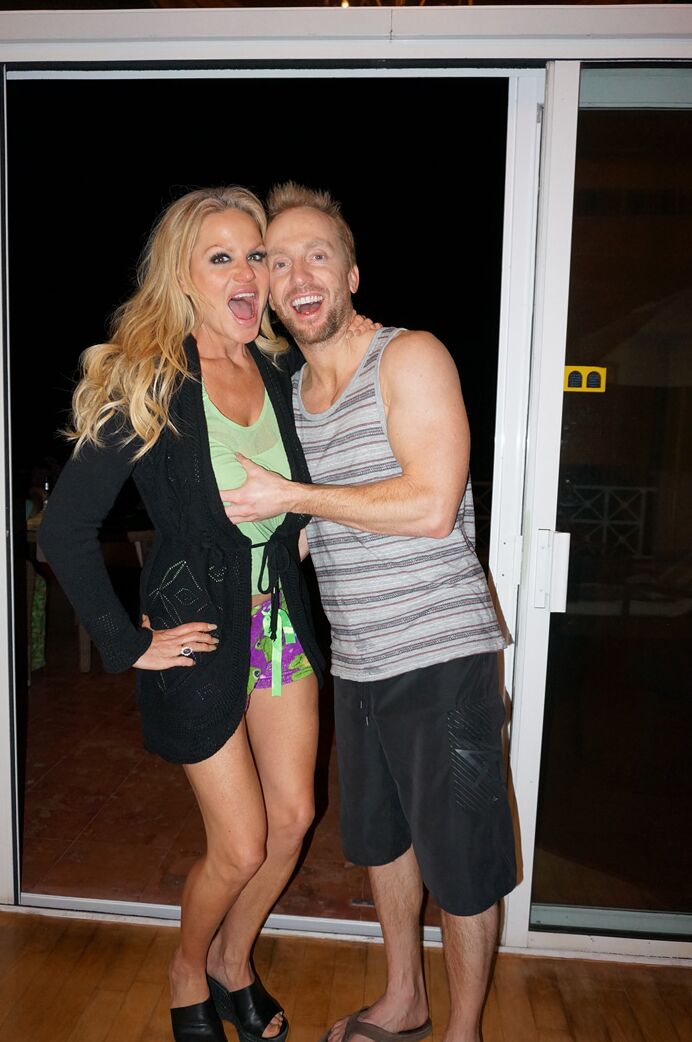 16P La MILF blonde impertinente Kelly Madison montre d'énormes gros seins partout où elle va