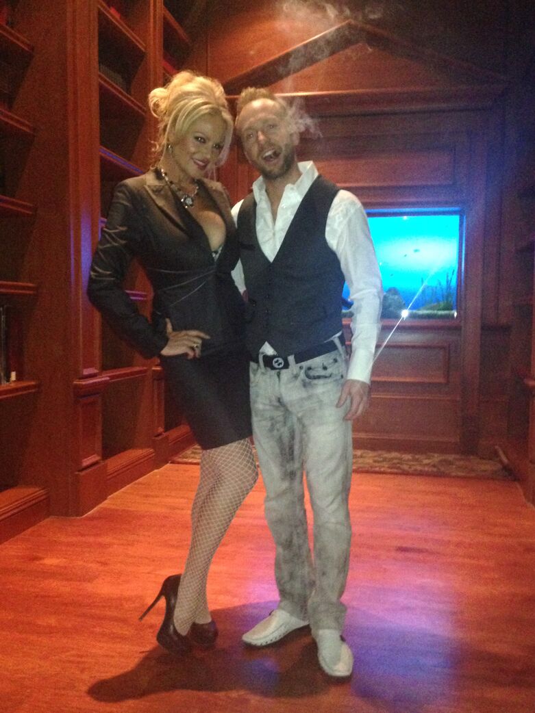 16P La MILF blonde impertinente Kelly Madison montre d'énormes gros seins partout où elle va
