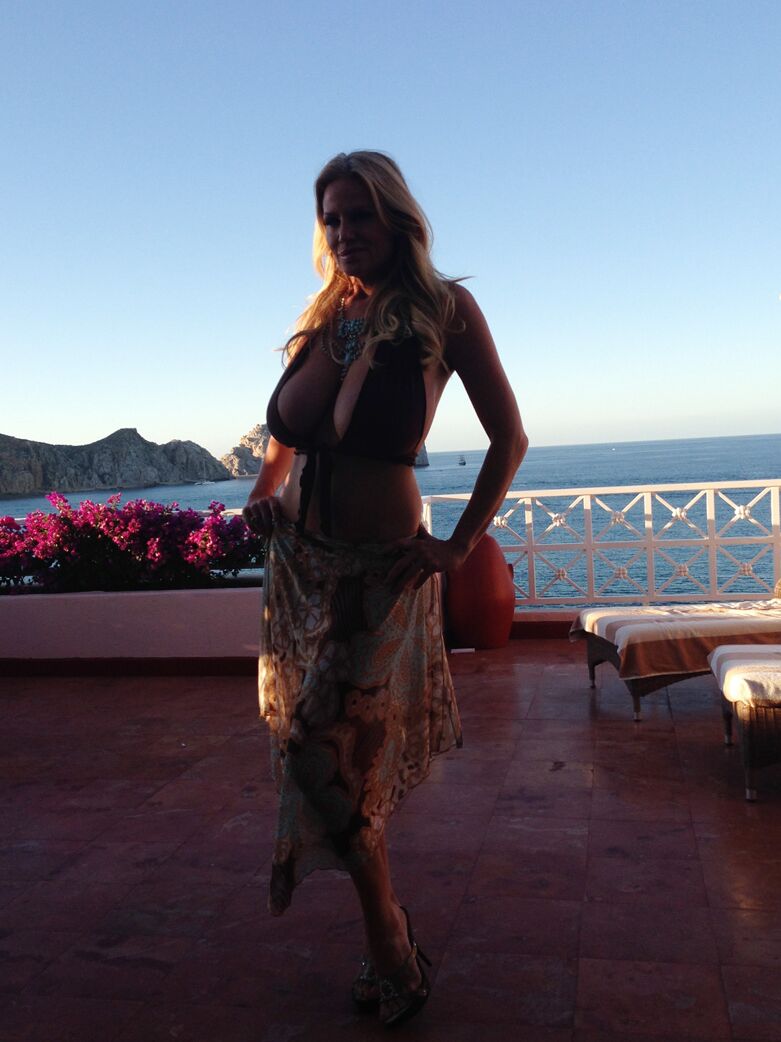 16P La MILF blonde impertinente Kelly Madison montre d'énormes gros seins partout où elle va