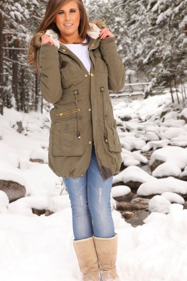 21P La dulce novia Sarah James expone sus hermosas tetas y posa en la nieve